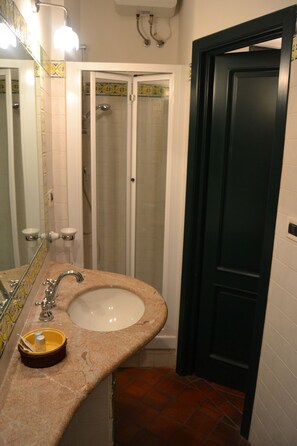 Dusche, kostenlose Toilettenartikel, Bidet