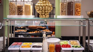 Een buffet met diverse gerechten en bakken.