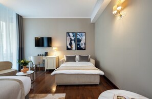 Minibar, in-room safe, desk, soundproofing - Leonardo Boutique Hotel Rome Monti (Rome)