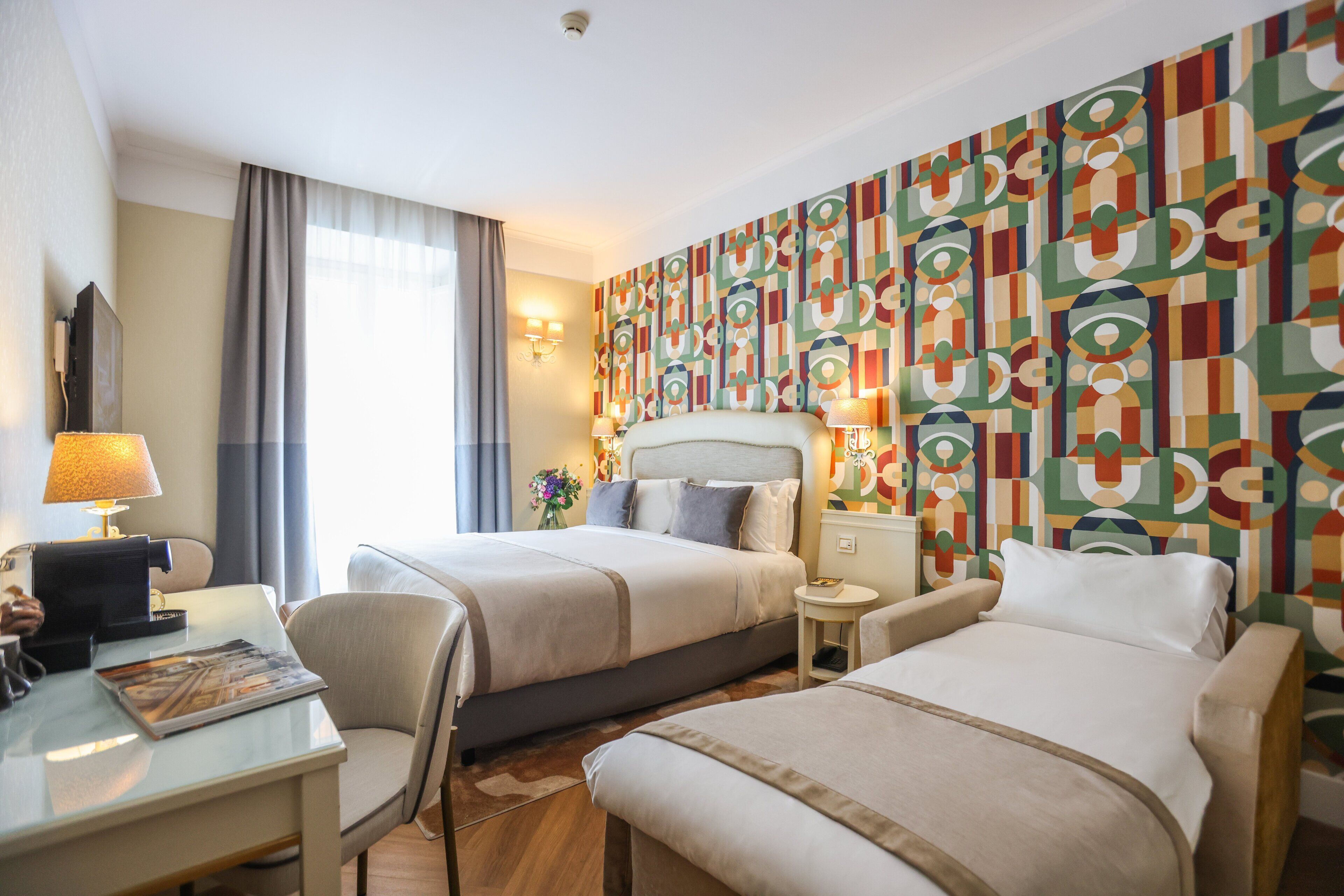 Familiekamer | Een minibar, een kluis op de kamer, een bureau, geluiddichte muren