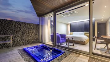 Studio Suite | Outdoor spa tub