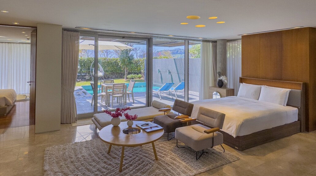 Bayhill Pool & VillaのVillaリビングとプライベートプール実景
