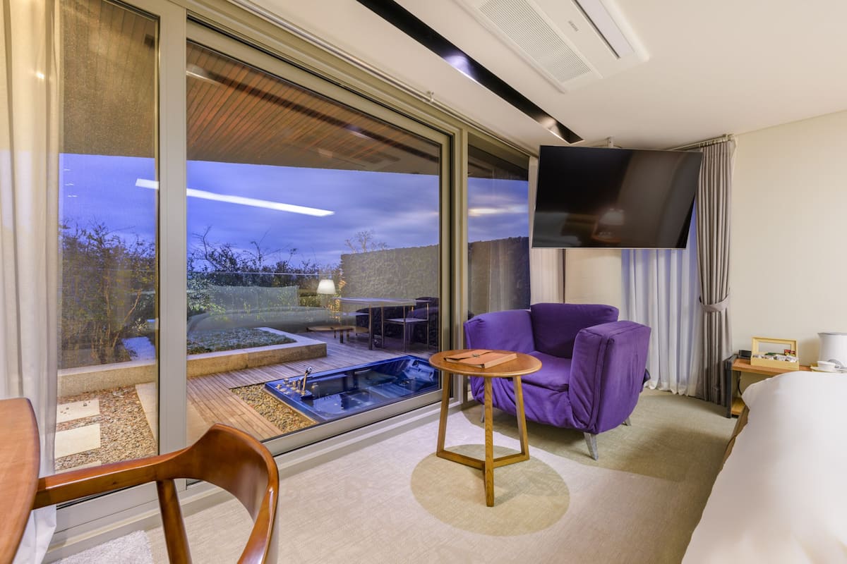1 bedroom, premium bedding, down comforters, minibar