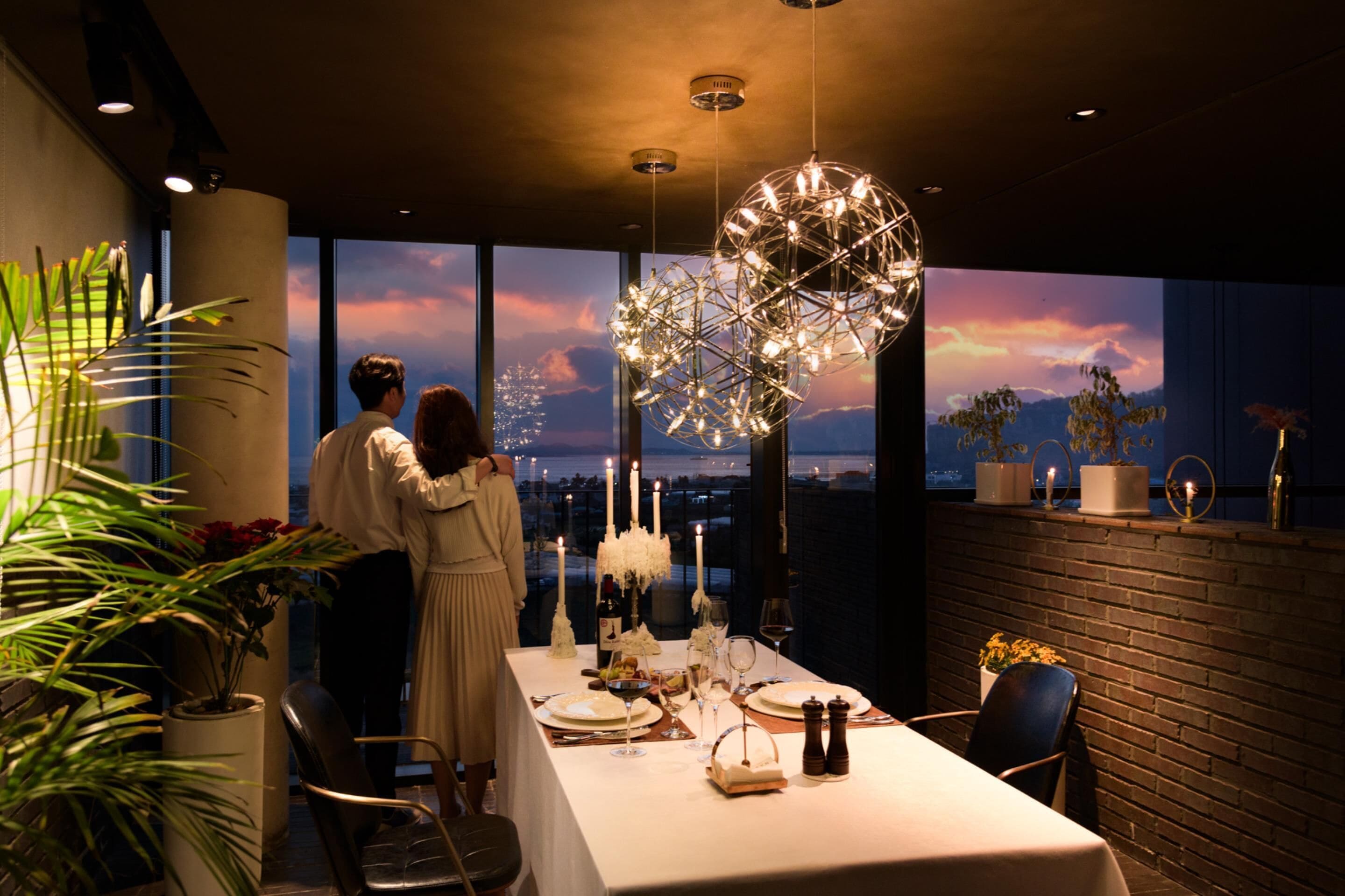 breakfast, lunch served; local and international cuisine, sea views