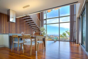 Premium bedding, down duvets, minibar, in-room safe - Bayhill Pool & Villa (Seogwipo)