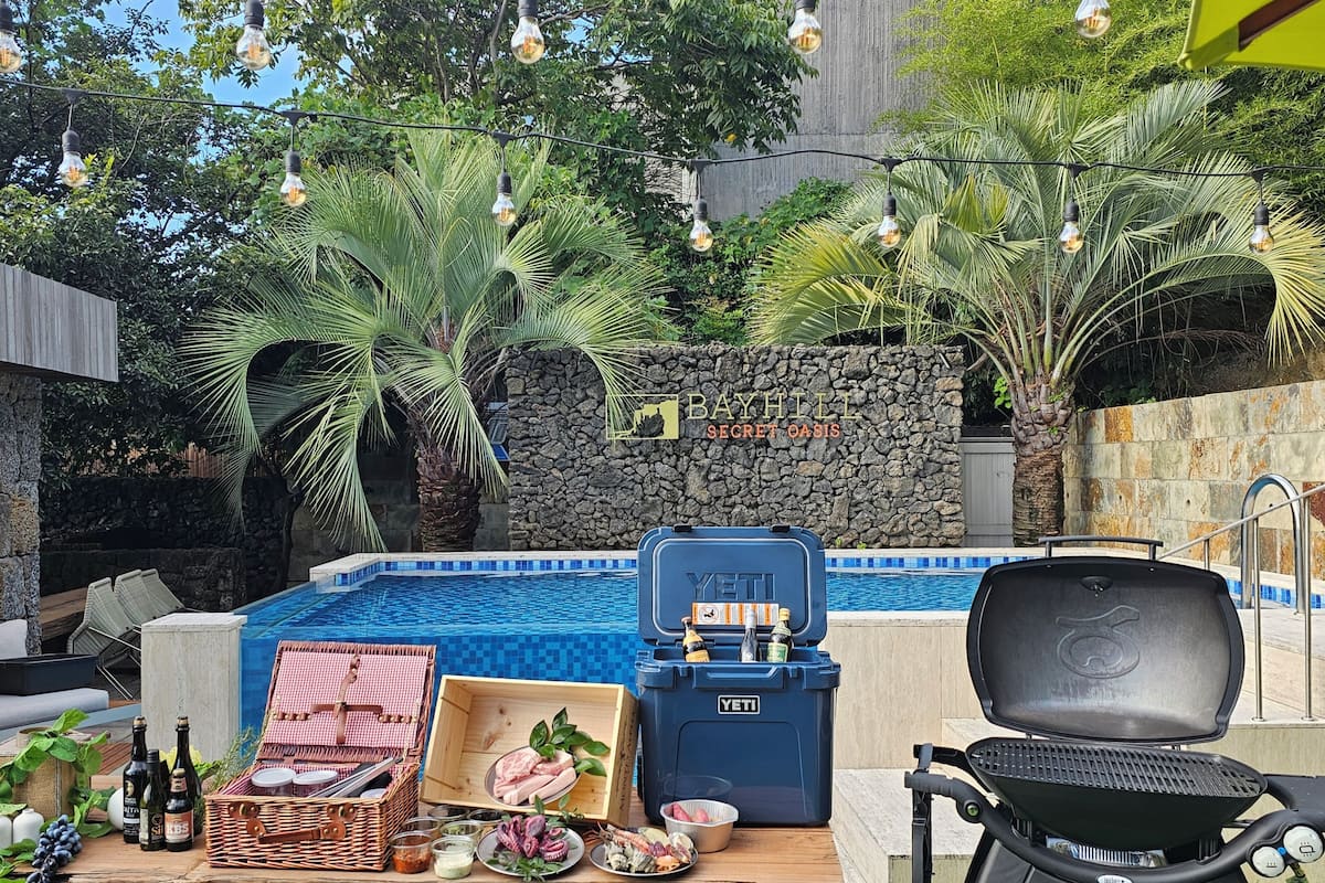 Seasonal outdoor pool, pool cabanas (surcharge), pool loungers