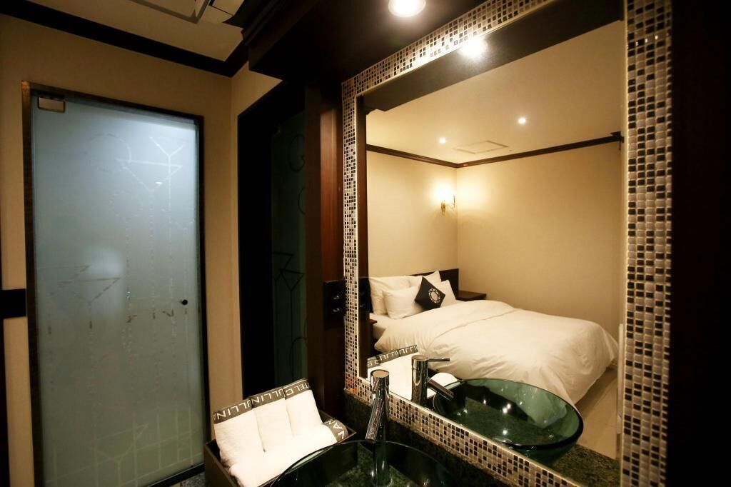 Premium bedding, desk, soundproofing, free WiFi