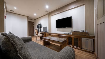Suite | Premium bedding, desk, soundproofing, free WiFi