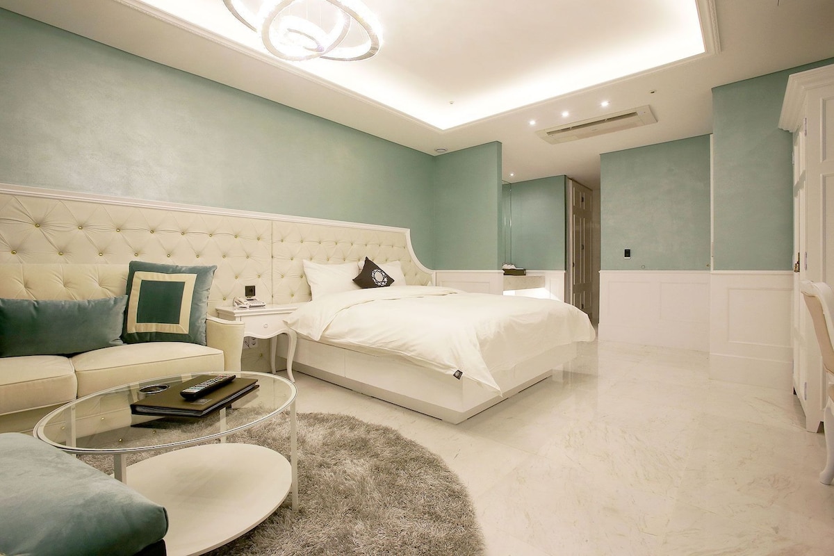 Premium bedding, desk, soundproofing, WiFi (free)