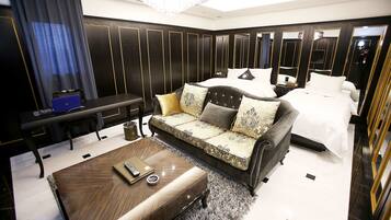 Royal Suite | Premium bedding, desk, soundproofing, free WiFi