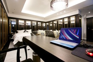 皇家套房 | 高档床上用品、办公桌、隔音、免费 WiFi