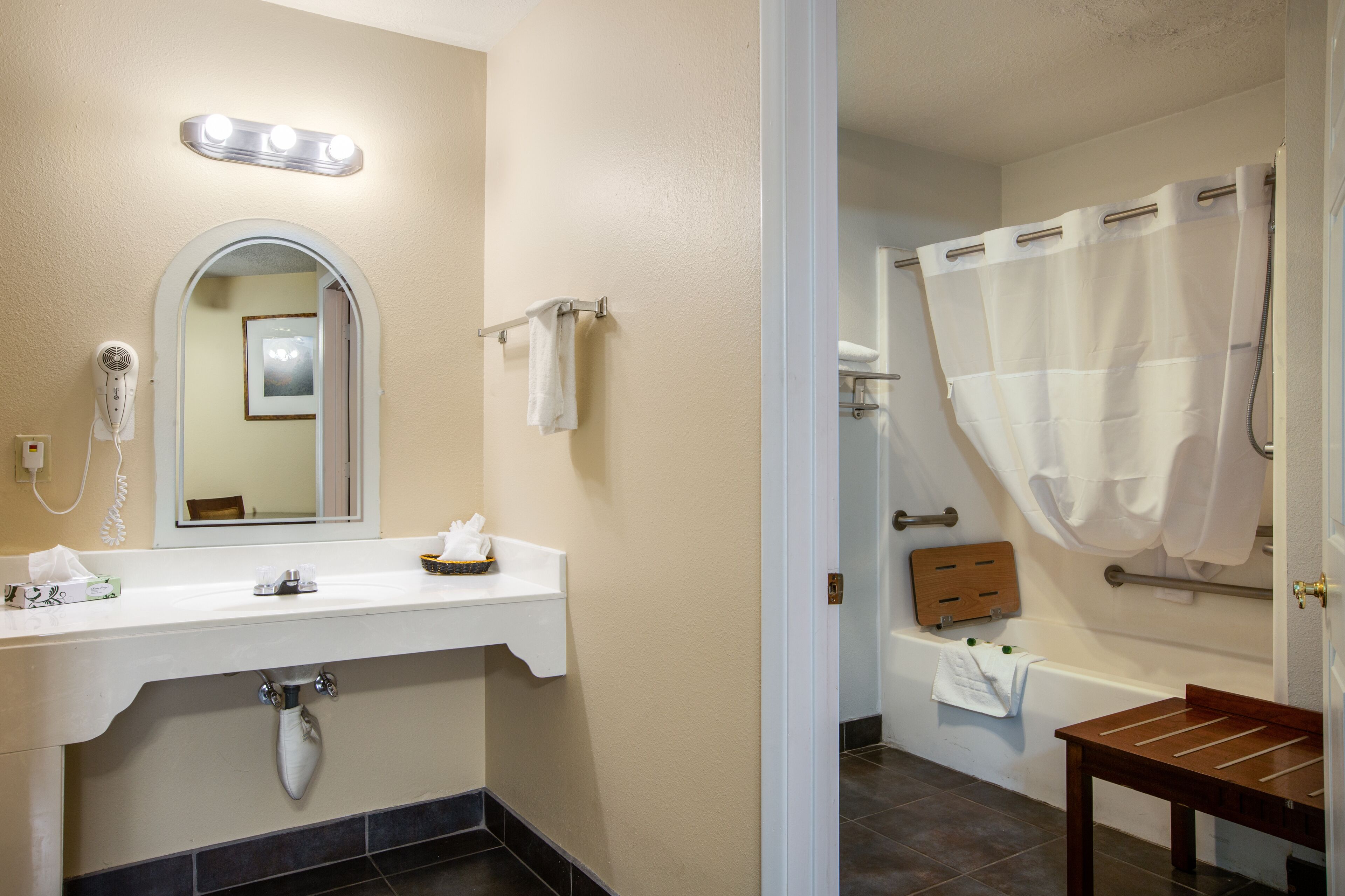 Combined shower/tub, rainfall showerhead, free toiletries, hair dryer