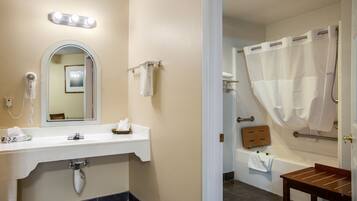 Combined shower/tub, rainfall showerhead, free toiletries, hair dryer