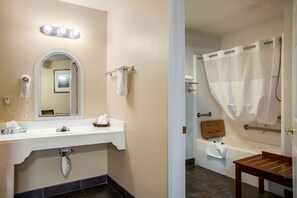 Combined shower/bathtub, rainfall showerhead, free toiletries