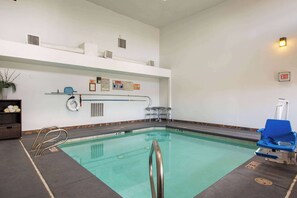 Indoor pool - Sandia Peak Inn Old Town ABQ, a Howard Johnson by Wyndham (Albuquerque)