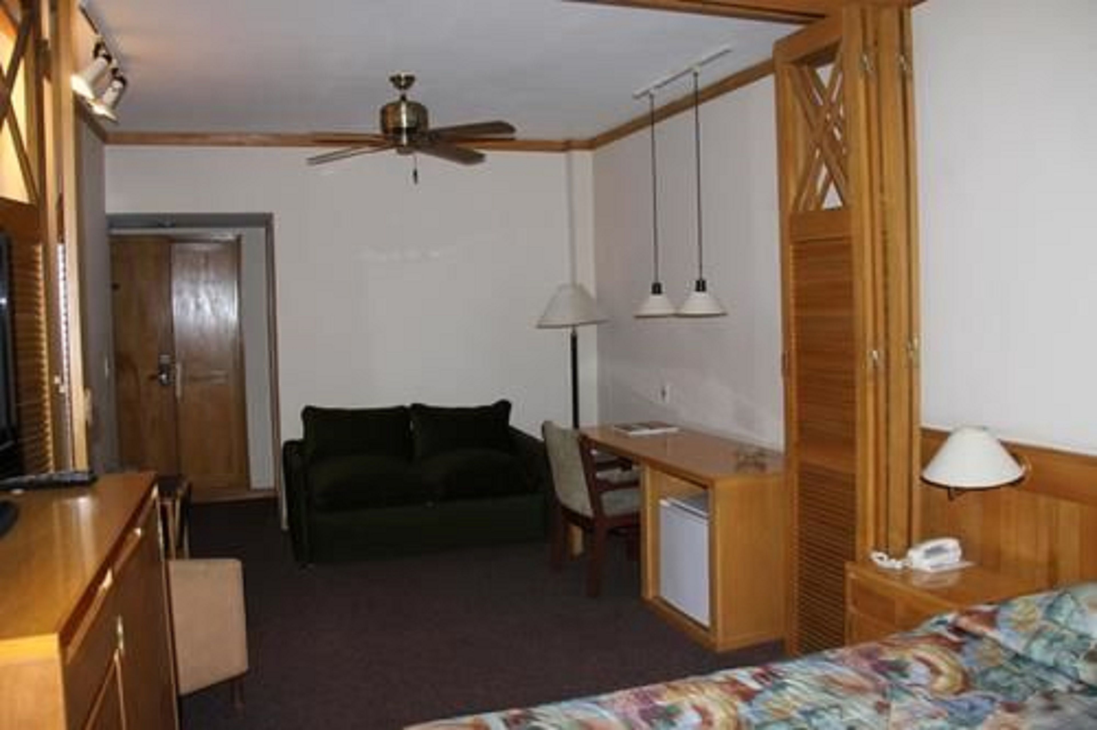 executive room | 1 bedroom, minibar, in-room safe, desk