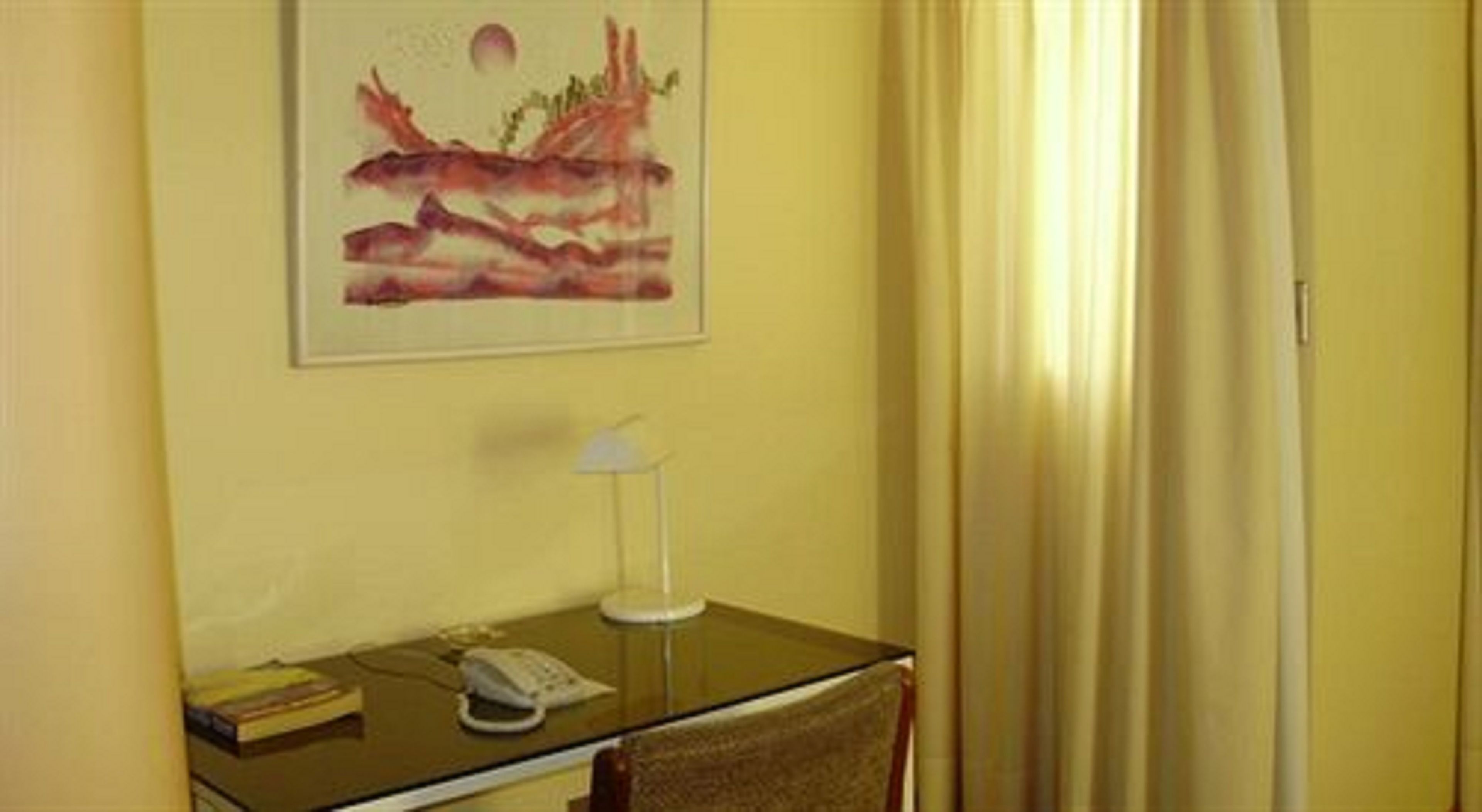 standard room | 1 bedroom, minibar, in-room safe, desk