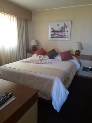 Executive Room | Minibar, in-room safe, desk, free cribs/infant beds