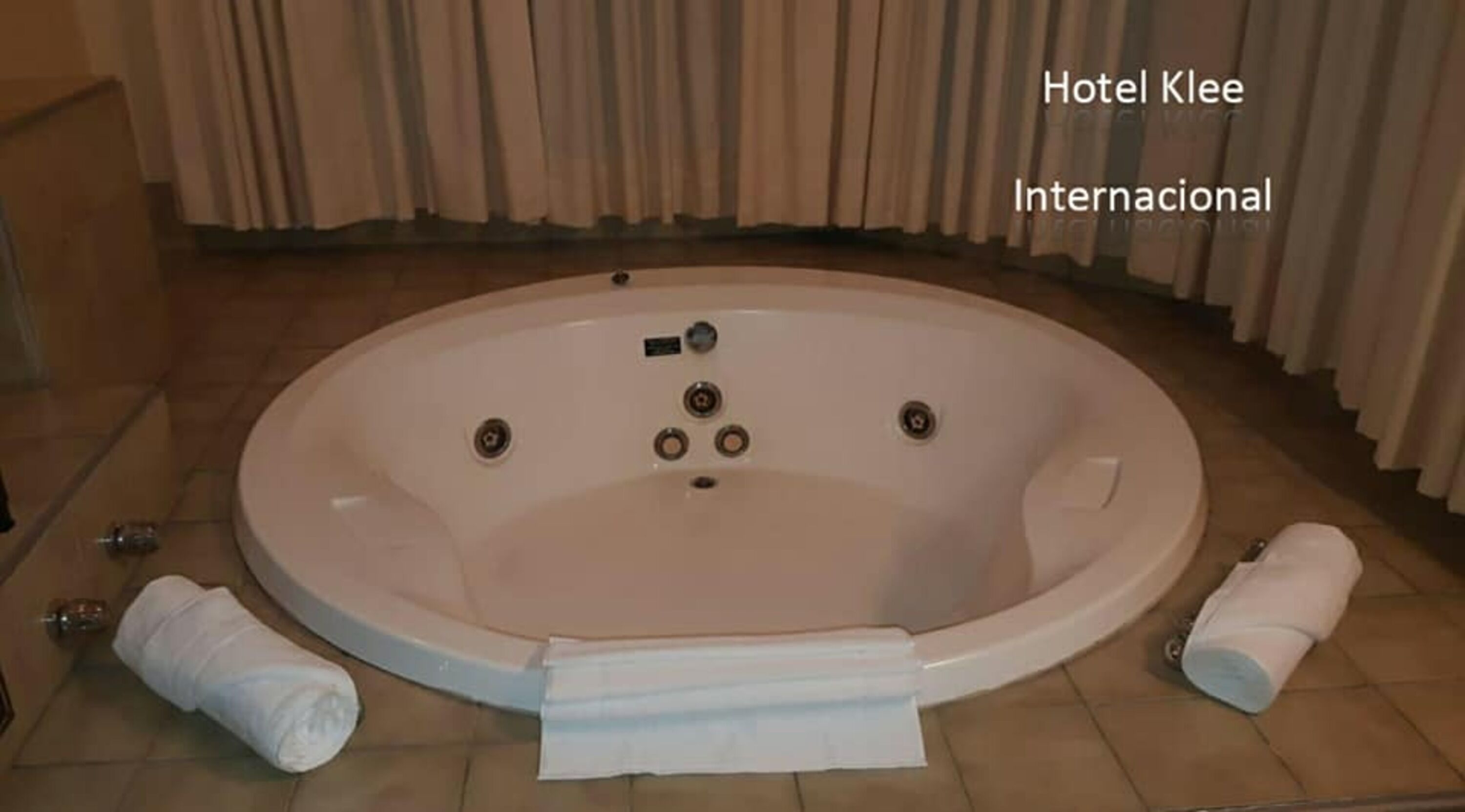 executive room | jetted bathtub