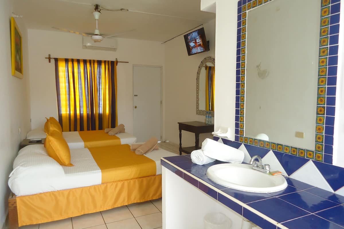 Habitación doble Deluxe de uso individual, 2 camas matrimoniales, balcón, vista a la playa | Wifi gratis