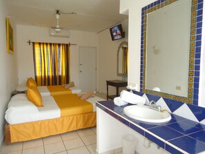 Quarto casal luxo de uso individual, 2 camas de casal, sacada, vista para a praia | Wi-Fi de cortesia