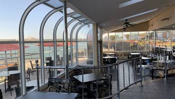 2 restaurants servant le déjeuner, le dîner et le brunch