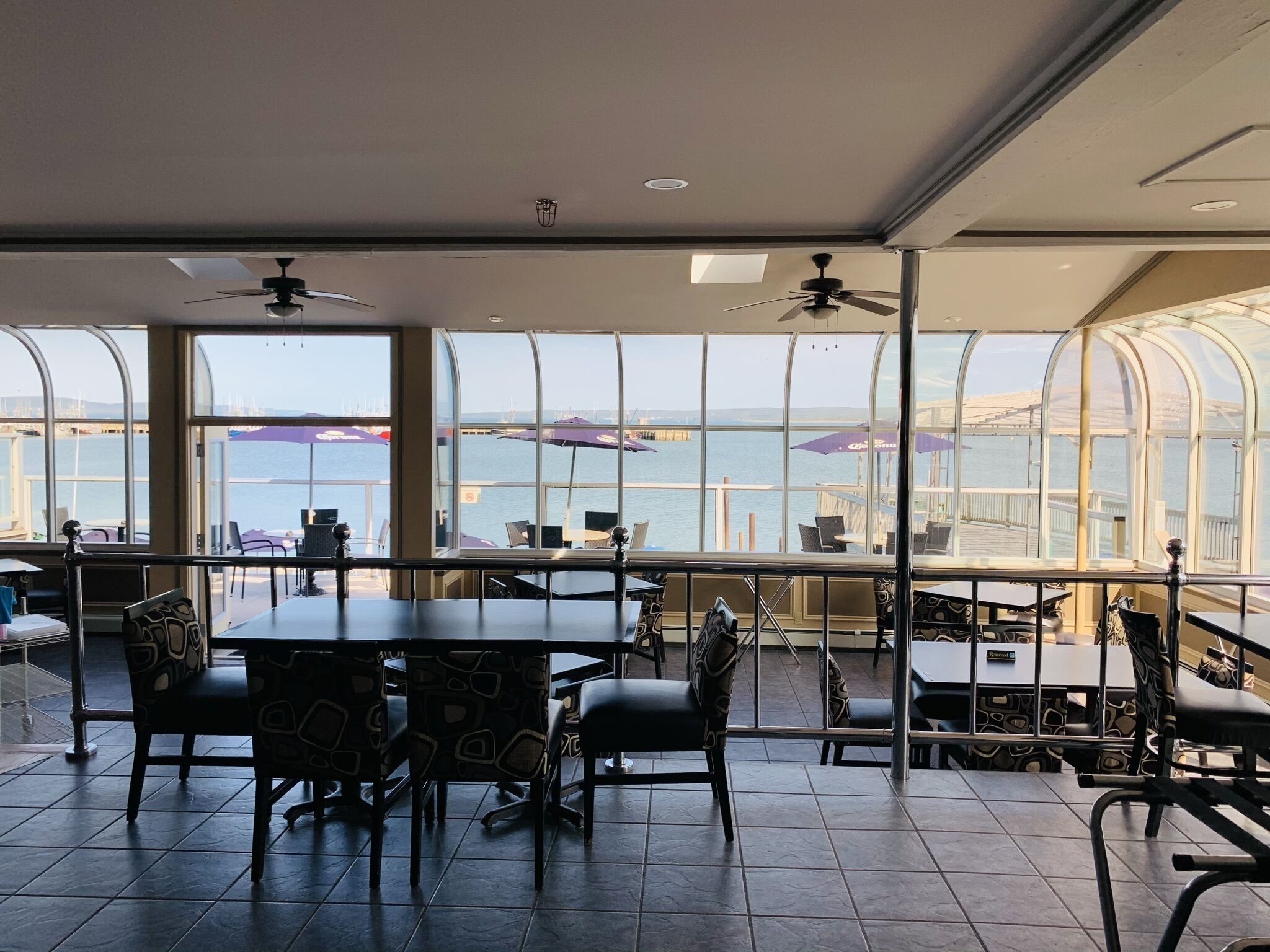 Här finns 2 restauranger som serverar lunch.