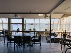 2 من المطاعم، حيث تُقدم وجبات الغداء، العشاء، المأكولات البحرية