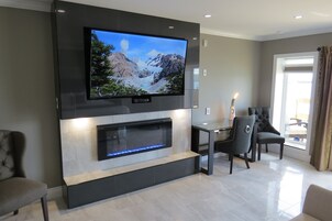 Decoración personalizada, muebles diferentes y cortinas blackout 