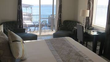 Decoración personalizada, muebles diferentes y cortinas blackout