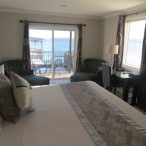 بديكورات فريدة لكل غرفة وطراز فريد لكل وحدة وستائر تعتيم ومكواة/لوح كي