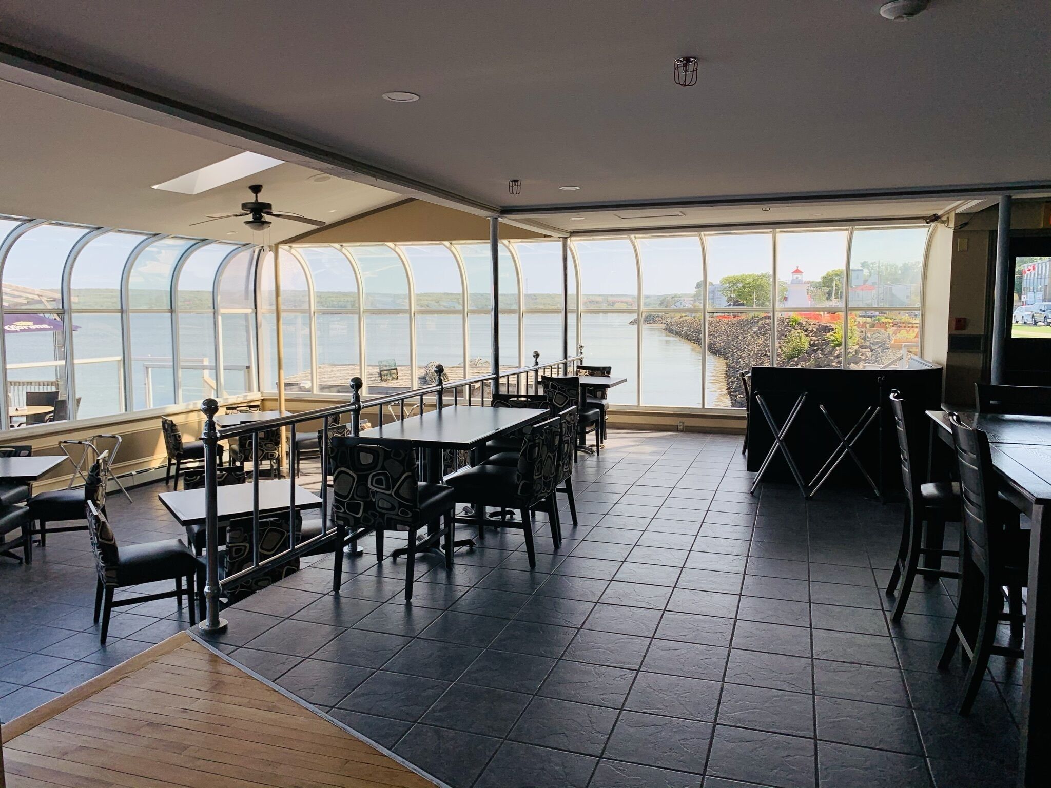 2 restaurants; lunch, dinner, and brunch served