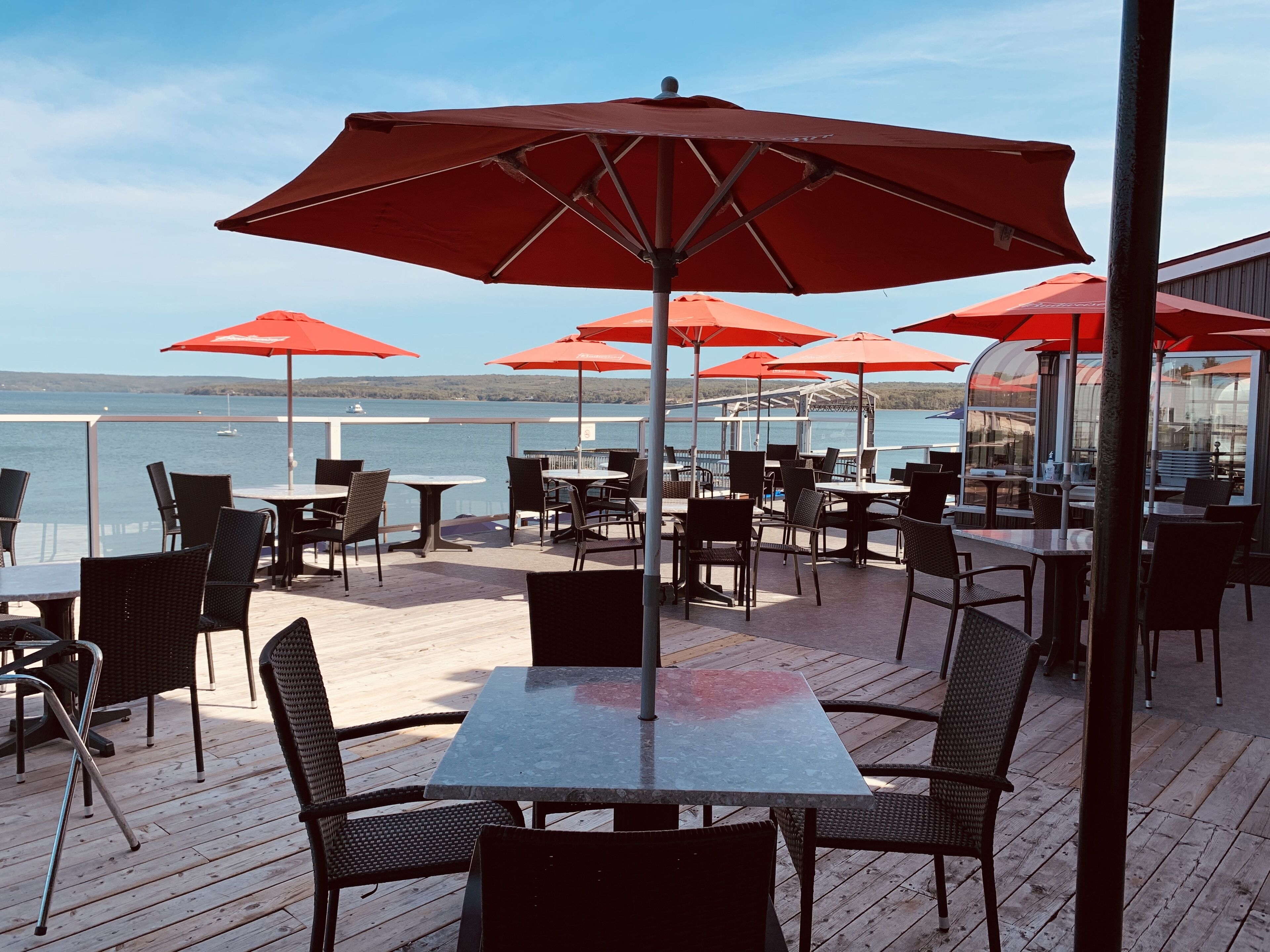 2 restaurants, lunch, dinner, brunch served; seafood