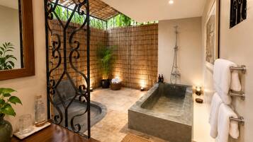Family Suite, Multiple Beds | Bathroom