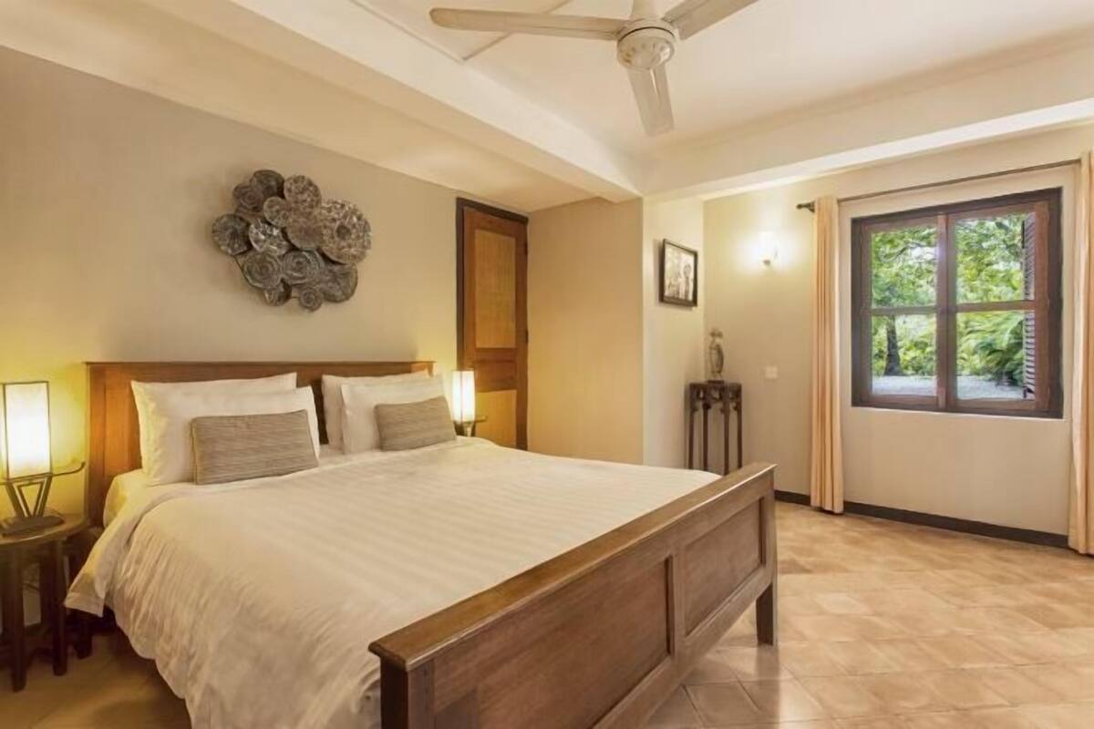 Egyptian cotton sheets, premium bedding, Select Comfort beds, minibar