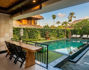 Outdoor pool, sun loungers - Kamandhani Hotel Ubud (Ubud)
