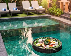 Outdoor pool, sun loungers - Kamandhani Hotel Ubud (Ubud)