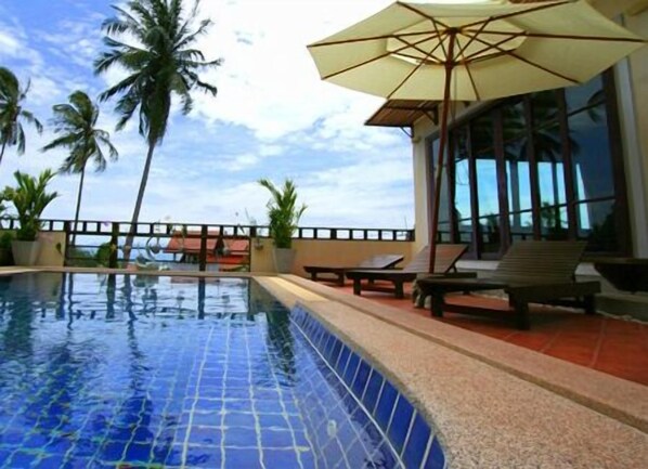 Outdoor pool, pool umbrellas, sun loungers