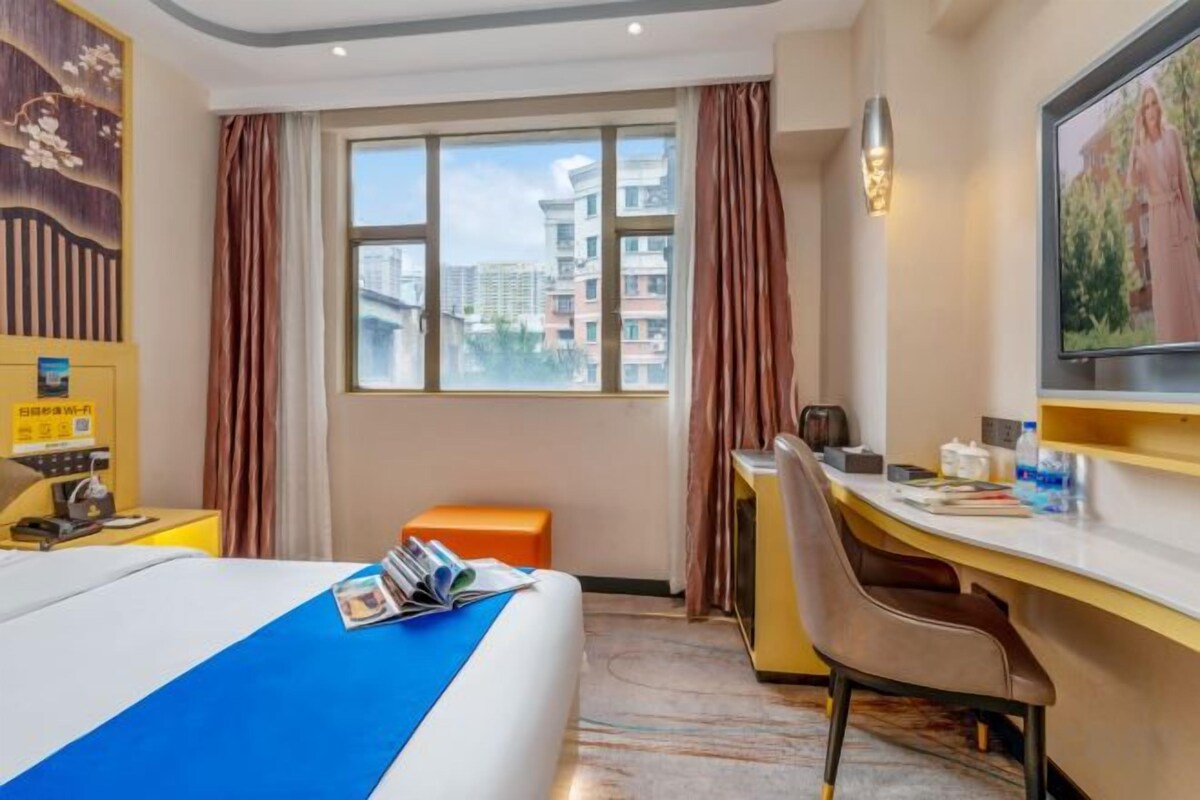 In-room safe, desk, WiFi (free)