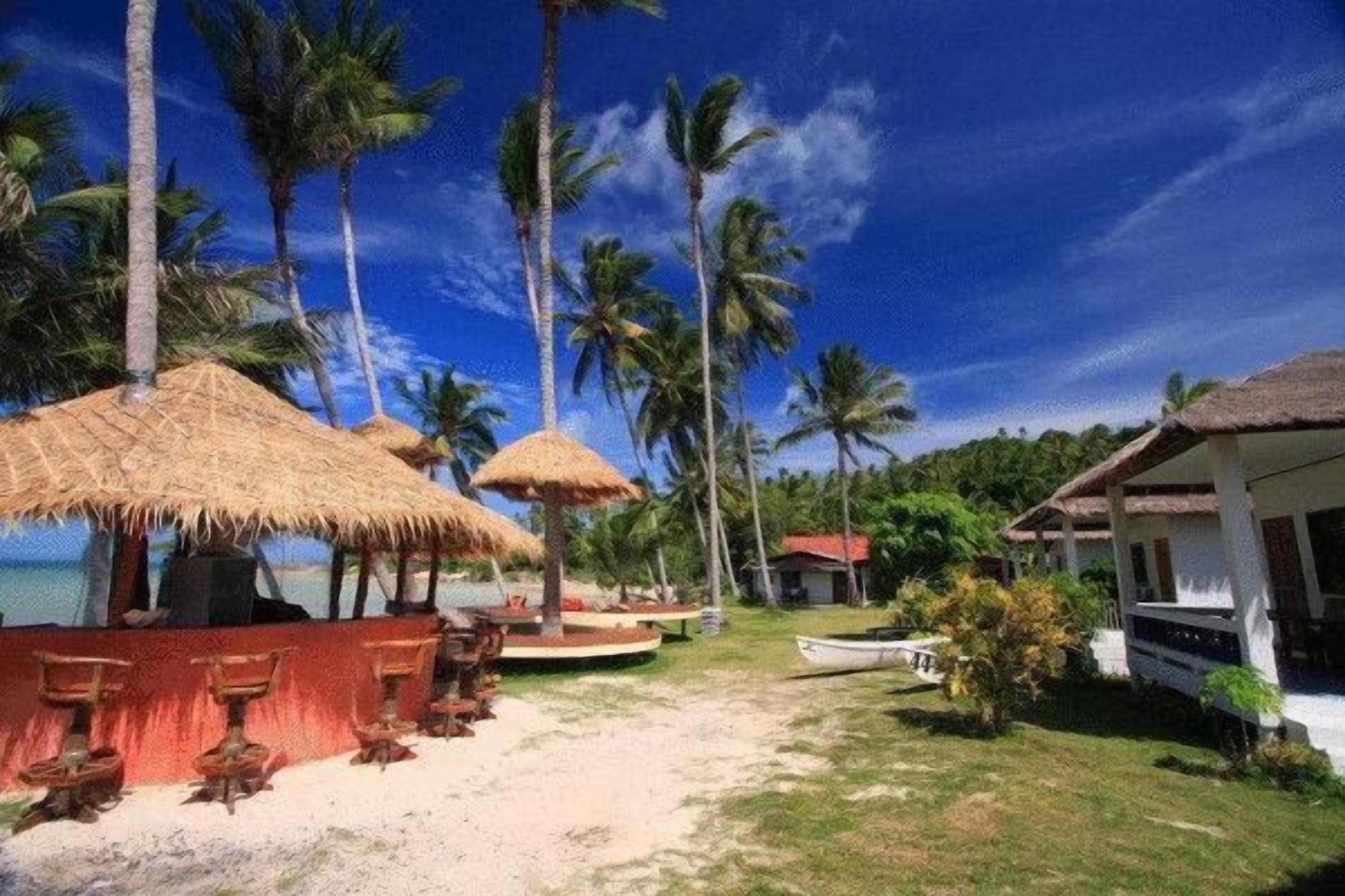 Di pantai, payung pantai, bar pantai, dan berkayak