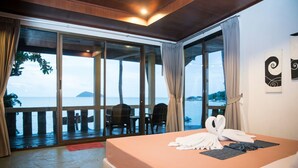 A hotel room with a large bed, a view of the sea, and a balcony with outdoor seating. - Beck 's Resort (Ko Pha-ngan)