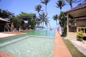 Room, 1 Queen Bed, Pool View | Bathroom | Towels - Beck 's Resort (Ko Pha-ngan)