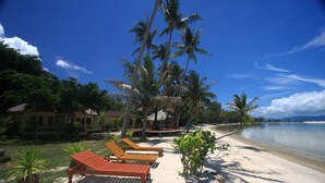 A beachside resort with lounge chairs, palm trees, and a clear view of the ocean. - Beck 's Resort (Ko Pha-ngan)