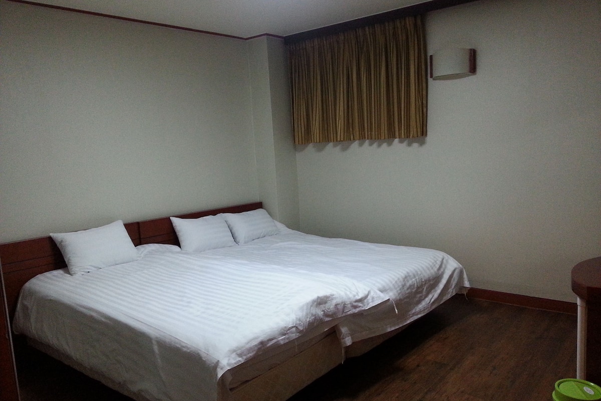 Deluxe Triple Room | Blackout drapes