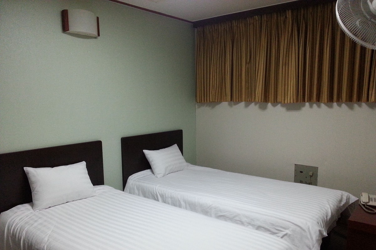 Standard Twin Room | Blackout drapes