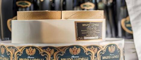 Multiple bottles of Brunolunelli Trento wine, a box of Brunolunelli Ferrari wine, and a label with the Brunolunelli logo.