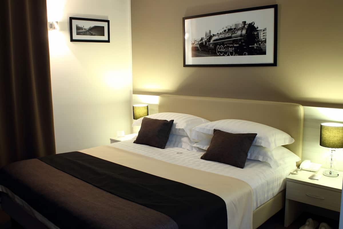 1 bedroom, premium bedding, minibar, in-room safe