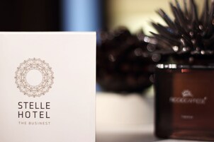 Biglietto da visita dell'Hotel Stelle, con logo geometrico e la scritta "Stelle Hotel The Business".