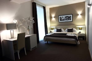 Family Room | Premium bedding, minibar, in-room safe, desk - Stelle Hotel The Businest (Naples)