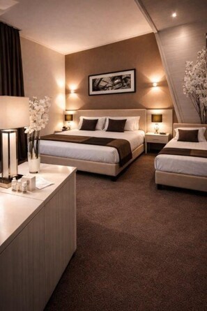 Kamar Triple | Seprai premium, minibar, brankas, dan meja kerja